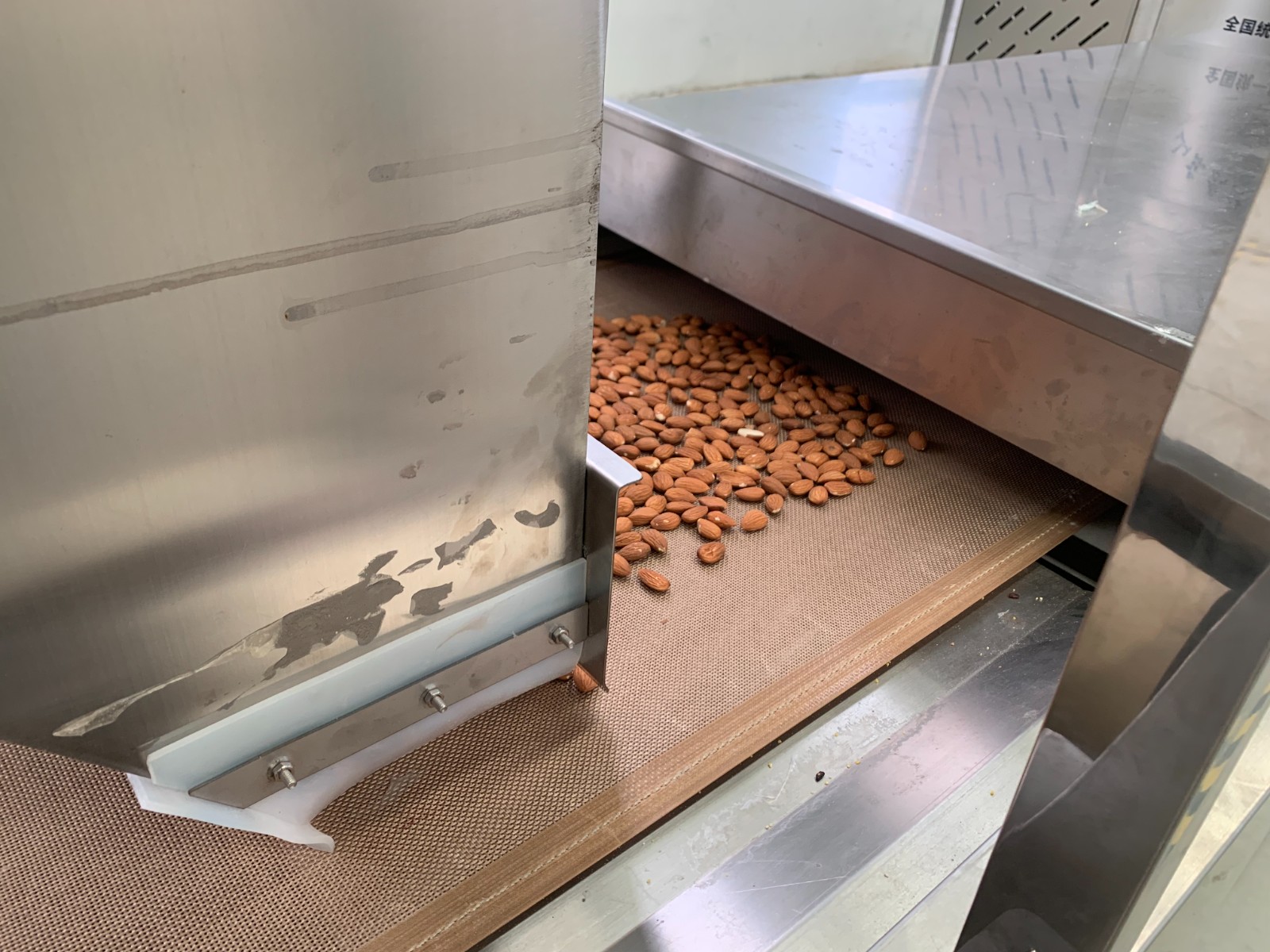 隧道式杏仁堅果微波智能烤熟提香設備