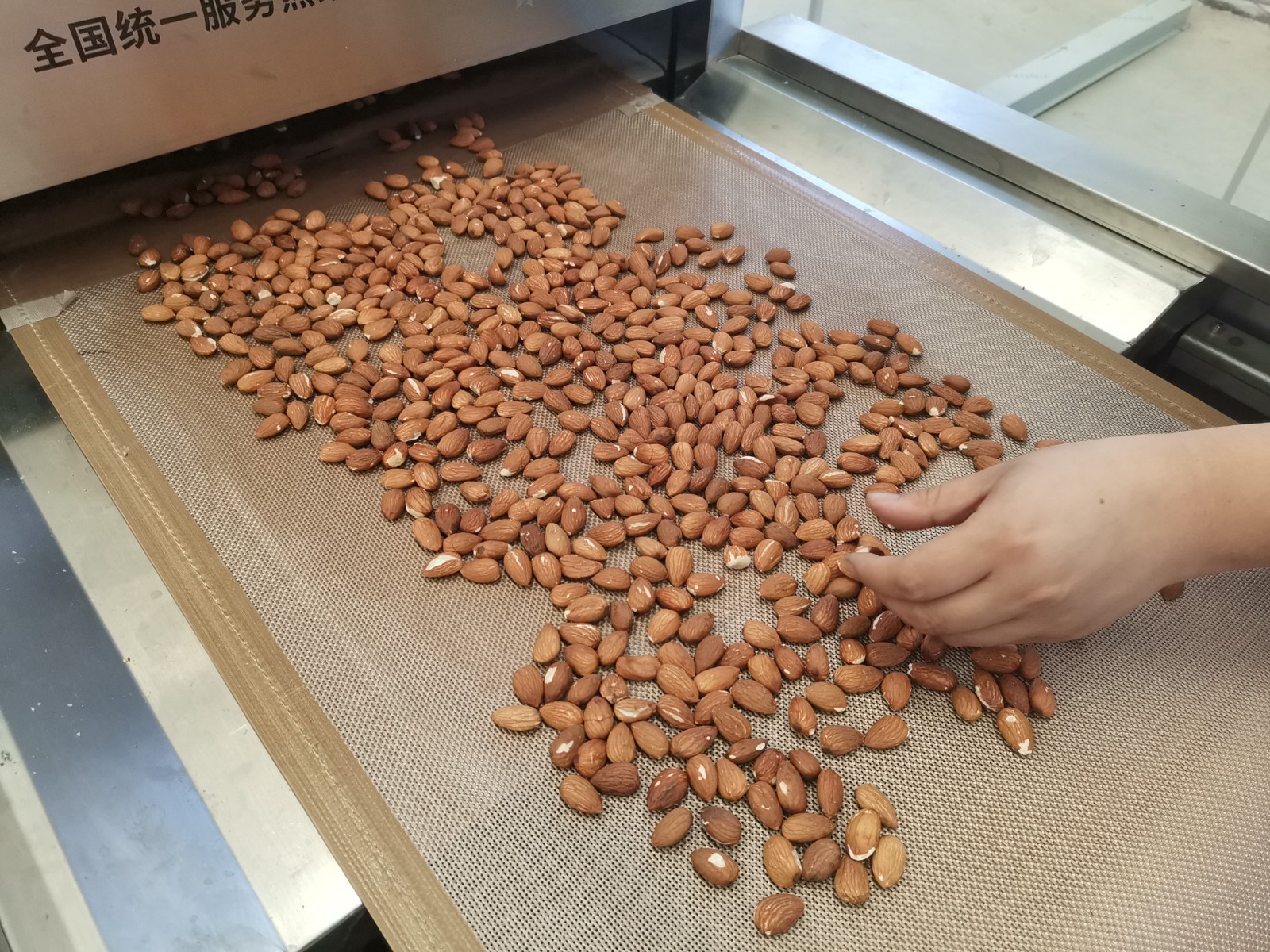 生杏仁烤熟烤香也可以通過微波技術來實現