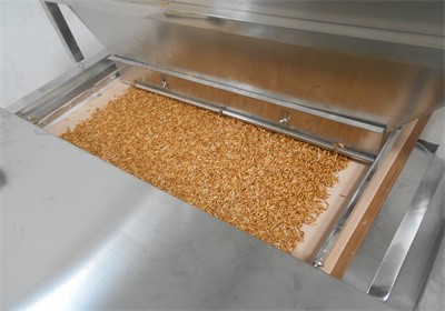 The yellow mealworms dried by microwave equipment can turn yellow and expand