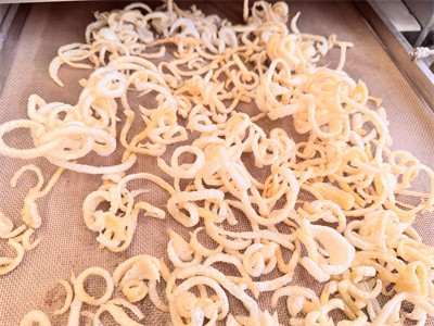 Microwave equipment achieves non fried puffing of pork skin