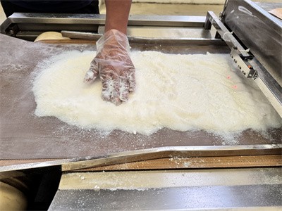 Continuous chemical powder microwave drying equipment