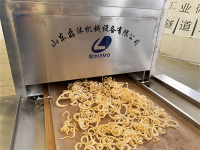 微波膨化隧道爐的出現革新了豬皮零食的加工方式