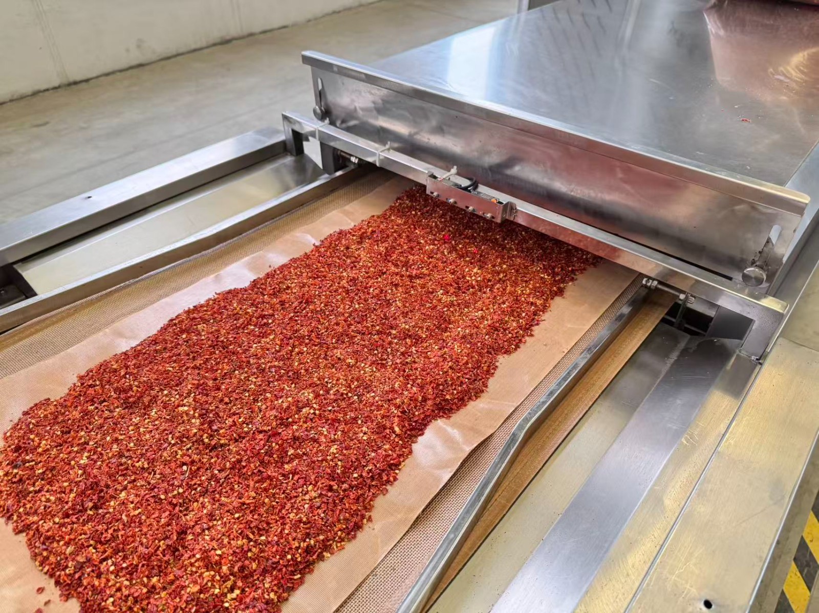 Industrial microwave equipment becomes a new choice for drying chili powder