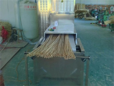 Drying and insecticidal effects on wooden boards using microwave tunnel ovens