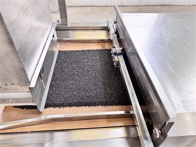 Baking sesame seeds using microwave equipment